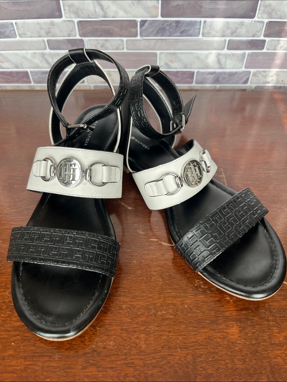 Tommy Hilfiger women's black and white flat sandals